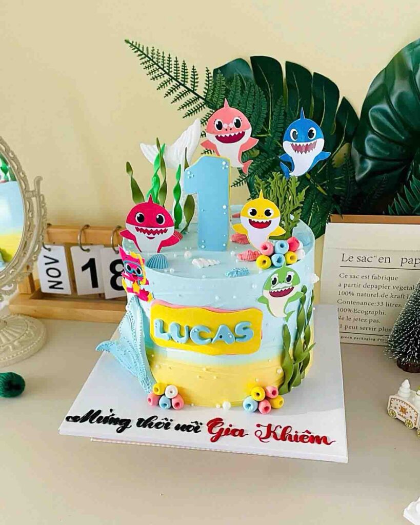 Gợi ý 15+ mẫu bánh kem đầy tháng bé trai đẹp mắt và tươi ngon 5 Bánh kem baby shark