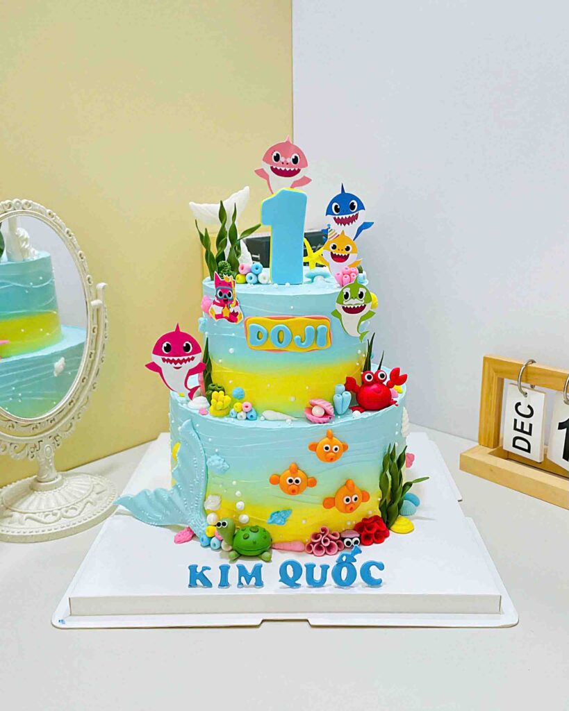 Gợi ý 15+ mẫu bánh kem đầy tháng bé trai đẹp mắt và tươi ngon 4 Bánh kem baby shark 2 tầng